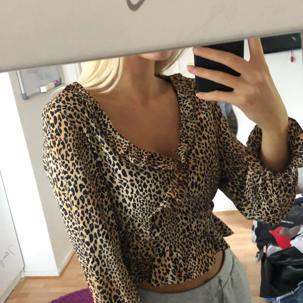 Leopardblus från H&M i storlek 32. Använd endast en gång. Väldigt fin och ny.. Blusar.