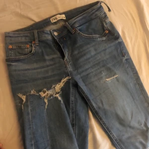 Jeans från Zara - Storlek 40. Mer som srl, 38. Nypris 399kr, blå med slitningar där nere på vaden