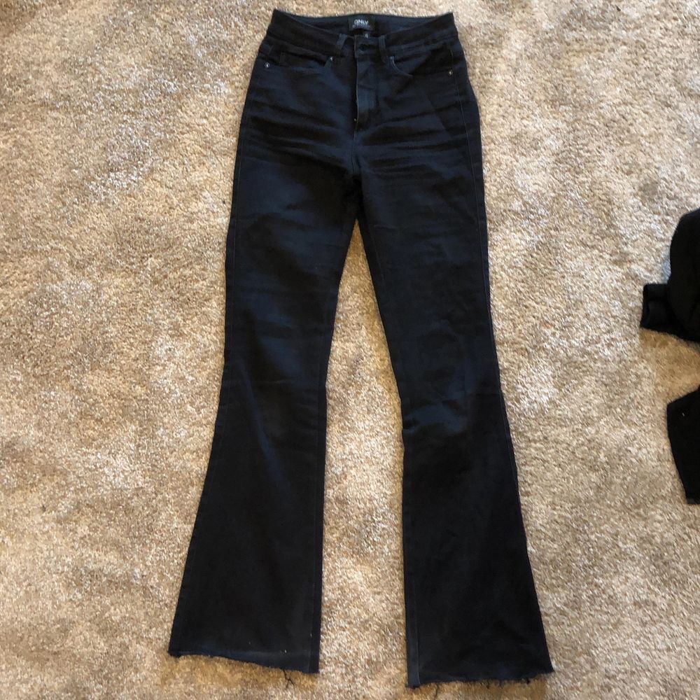 Svarta smått utsvängda byxor från Only, väldigt stretchiga och i bra skick! St.xs/32🖤. Jeans & Byxor.