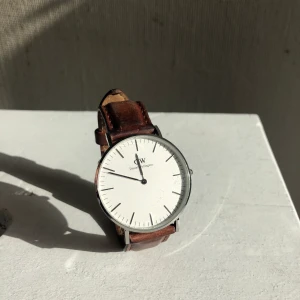 Klocka Daniel Wellington - Klocka från Daniel Wellington men silvrigt ur och brunt läderband. 