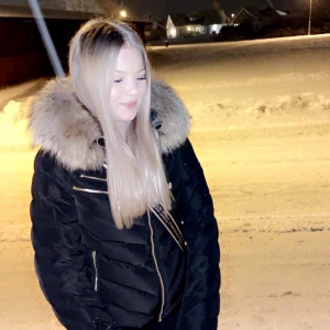 Hollies jacka st 36  - En hollies jacka, köpt förra vintern. Knappt andvänd. Man kan både ha den med och utan pläls. 