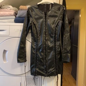 Ann Summers fux Läder klänning storlek 40 - Helt oanvänd fusk läder ann summers klänning storlek 40 med snör detaljer. 
