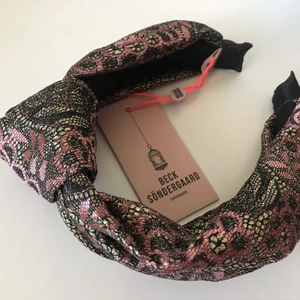 Beck Söndergaard Diadem - Helt ny Diadem/hårband av Beck Söndergaard, ordinarie pris:349kr , mitt pris: 100kr. Säljs pga kommer inte till användning.