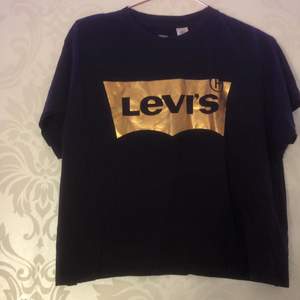 Levis t-shirt i jätte bra skick inköpt för ca 300kr, använd 3-4 ggr💖(köparen står för frakt)