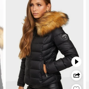 rockandblue jacka - en endast testad rockandblue jacka, då den inte var riktigt min stil, alltså i toppskick. Köpt för 2400:- i vintras säljer för 500 inkl frakt eller högsta bud!😊 skriv gärna pm om ni vill ha fler bilder på jackan☺️ storlek 32 (XS)