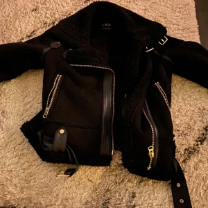 Zara mocka jacka  - Fint skick på jackan ❤️ storlek xs jag har vanligt vis S i jackor men denna sitter parfekt med en hoodie under ❤️ säljer för 259 + frakt som du står för ❤️