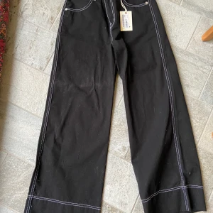 Slutsålda junkyard jeans strl S - Aldrig använda junkyard jeans (lappen är kvar) i strl S. 150kr exklusive frakt eller högsta bud.