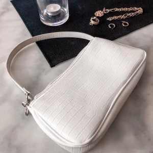 vit baguetteväska - Jätte söt baguetteväska som inte längre kommer till användning. Budgivning om fler är intresserade 💕