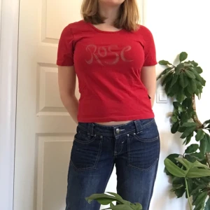 Röd t-shirt - Fin röd t-shirt med glittrigt tryck! Trycket har några mindre sprickor men inget märkbart (bild 3). Lite baby-tee stråk! (Vuxenstorlek dock!!)) Frakt tillkommer! 