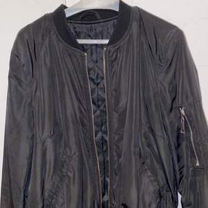 Jag har använt min jacka en gång, den är svart och jag köpte den från bubbleroom. Den är i storlek xs