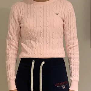 Kabelstickad Gant - En ljusrosa, kabelstickad tröja från Gant. I bra skick.