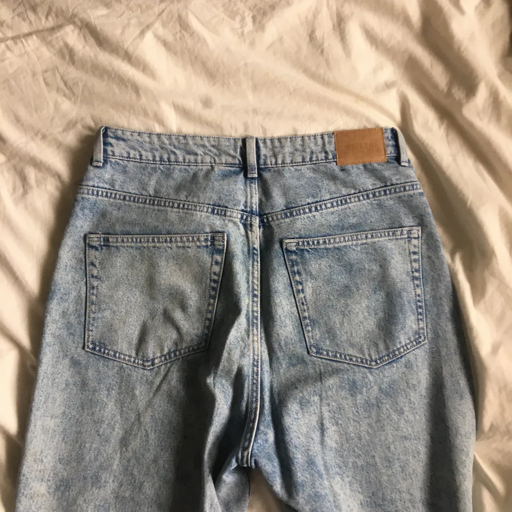 Snygga weekday jeans med slits. Jag är 1,80. köparen står för frakten. Kan posta med frimärken oxå, då blir frakten 88kr!. Jeans & Byxor.