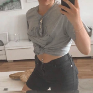 Nike tröja - Nike t shirt i storlek M. Skit snygg till alla möjliga stulet och kläderser! 