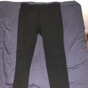 H&M Svarta Kostym byxor slim fit - Snygga Slim fit kostymbyxor ifrån H&M köpt för 250kr säljes för 90kr Storlek 32.