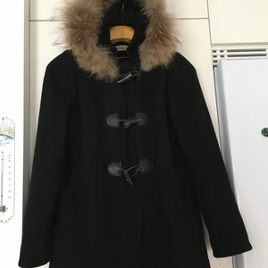 Kookai vinter jacka  - Kookai /vinter jacka  med äkta päls i stl S.   gjort av 80% ull och 20% polyamid vilken gör den mycket varmt och skönt. Rent och i toppskick.
