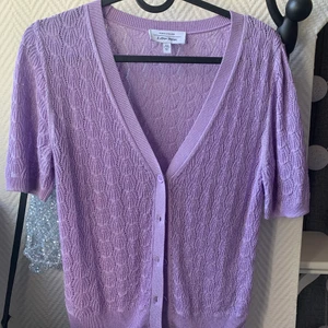 Snygg trendig kofta😈 - Kofta köpt på & Otter stories, köpt för 600kr säljer för ändats 250kr buda! Använd 3 gånger👻❤️