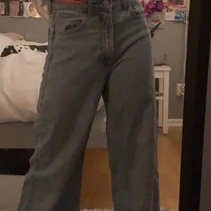 Jeans  - Ett par super fina zara jeans. Andvända ganska mycket men är i bra skick!✨