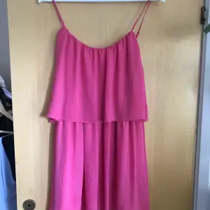 Rosa klänning med smala band från Forever21, knappt använd i storlek M