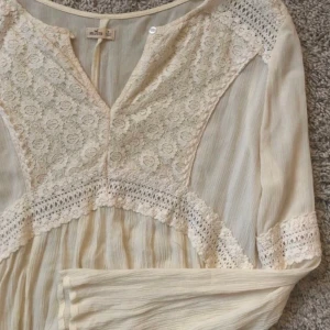 Super söt blus - Vit blus, köp på Hollister i Stockholm. Sparsamt använd, i bra skick dvs!  Storlek: M.  Pris: 100kr.  (Kan mötas upp i Stockholms området, även frakta MEN köparen står för frakten).