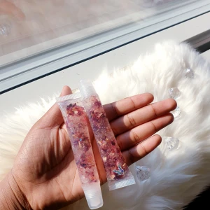 Lipgloss 💕 - Lipgloss 30kr/st, med vanilj smak och ros blad. Innehåller cocosolja, E vitamin, ros olja och vanilj olja. Frakt är 15kr 