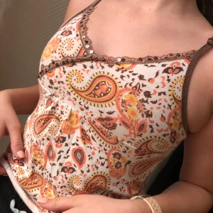 Mönstrad topp - Så så fin mönstrad topp, säljes då den inte passar länge. Troligtvis för barn men saknar lapp, har själv haft på mig den. Sitter som XS. Hör av er vid frågor eller för fler bilder❣️