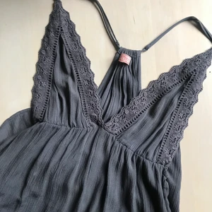 Byxdress från Pull and Beer - En grå/blå byxdress från Pull and bear. Ser ur som en klänning på, superskönt i materialet och fina detaljer. 