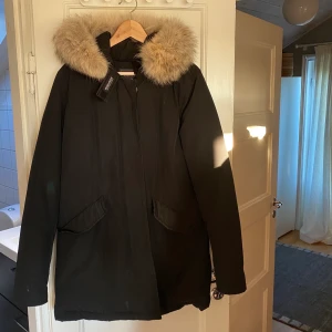 Woolrich jacka - Svart woolrich vinterjacka i storlek L (funkar som en M) Bra kvalite då den är endast är använd någon enstaka gång Inköpt 2015 men hängt i förrådet sen dess.  Nypris va ca 8000:-  Möts i Stockholm (Centralt/Bronma). Fraktar även men då står köparen för fraktavgiften. Skickar endast spårbart, cirka 150:- i frakt!  Betalning via Swish  Pris kan diskuteras vid snabb affär