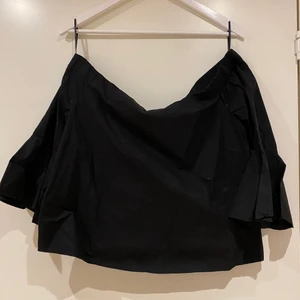 Svart off shoulder topp, S - Off shoulder topp, nyskick. Lapparna kvar. Storlek S
