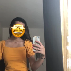 En somrig topp! ❣️ - En orange somrig fin topp!! Använd endast en gång. Storlek XS men passar mig som är en S i vanliga fall🥰 50 kr+frakt