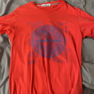 Stone island t-shirt - Stone island tröja köpt i Frankrike knappt använd 