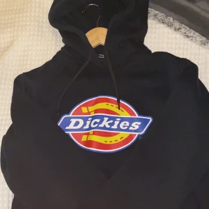 Svart dickies hoodie - Säljer denna svarta dickies hoodie!! Den är i bra skick, använd några gånger. Köpte den på carlings⚡️ Köparen står för frakten☺️ 
