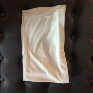 Croptop - Säljer en helt ny croptop, prislapp finns kvar, säljer pga att jag inte kände mig bekväm i den