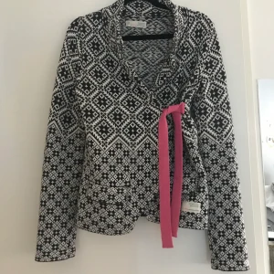 Odd Molly kofta storlek 0  - Nästintill oanvänd kofta. Jättefin kvalité! Nypris 1699kr.