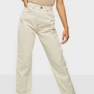 Nelly loose fit jeans - Supersnygga jeans från nelly som är försmå för mig tyvärr!! Använda mindre än 5 ggr samt tvättade! 