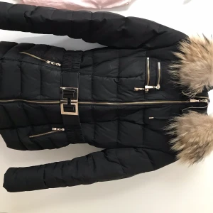 Hollies jacka - Hollies jacka i väldigt bra skick! Se förra annonsen på min sida för mer info! Vid snabb affär - kan gå ner i pris! Hör av er för mer info 💕