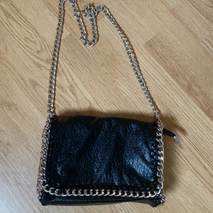 Handväska med kedja - Stilren handväska med kedja! Ordinarie pris- 399