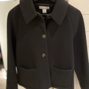 Svart jacka  - Tuff svart kavaj jacka med krage. Jackan har en diskret delning i ryggen så den faller super snyggt på. Jackan är från hm i storlek 34. Passar perfekt nu till hösten 🍂 😇        Kan skickas om köparen står för frakt. 