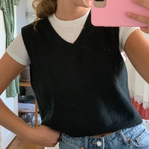 Linne/väst - Svart sweaterväst🌼 använd 1 gång så i bra skick, kommer tyvärr inte användning🌿