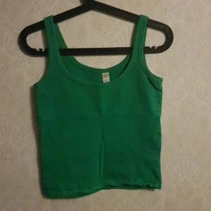 Grönt linne - söt grönt linne i stl M. använd ganska många gånger men är i bra skick, har dock en liten vit fläck. säljes för 50kr plus frakt elr upphämtning i kalmar. 