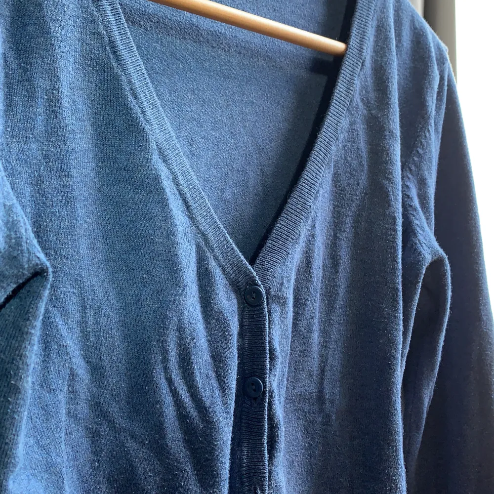 En blå stickad tröja med knappar💙 fin passform och bra längd!. Tröjor & Koftor.