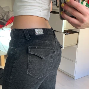 tommy hilfiger lågmidjade jeans  - jeans köpta second hand från tommy hilfiger, dom är lågmidjade ock svarta men tyvärr lite för långa för mig(är 170cm). buda i kommentarsfältet!! startpris 75!