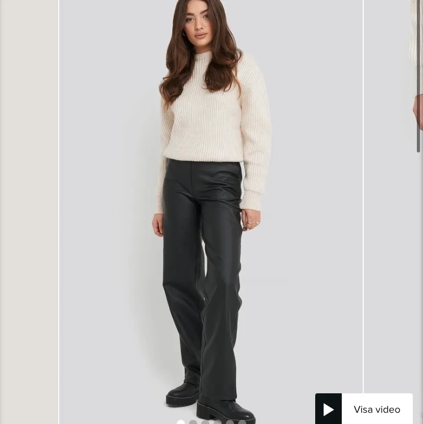 Säljer nu dessa byxor i läderimitation ifrån en av Linn Ahlborgs kollektioner med NAKD, säljer slut snabbt på hemsidan! Dragkedja på sidan av byxan som ej syns👍🏻 Lägg bud eller köp direkt för 470 ink frakt:). Jeans & Byxor.