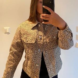 Jeansjacka H&M - Leopardmönstrad jeansjacka från H&M med silverknappar. Nyskick endast använd 1-2 gånger.  Kampanj: KÖP 3 BETALA FÖR 2