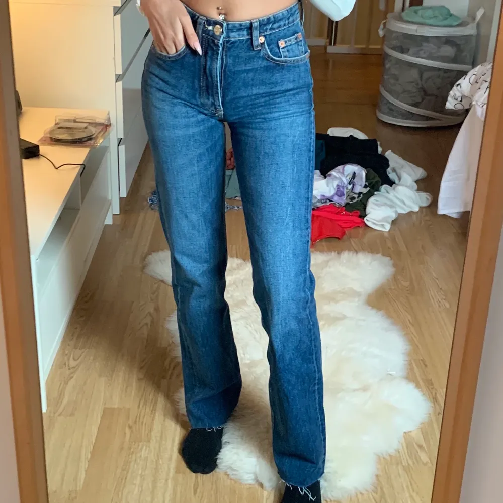 Blåa jeans från zara. Dom sitter snyggt på och är i storlek 32 men passar mig som har 34, skulle nog inte passa större.. Jeans & Byxor.