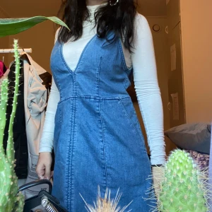 jeansklänning  - jeansklänning i nyskick, tvättad en gång. den är i strl 36 men sitter väldigt löst på mig som är en 34/36. skulle chansa på att den passar 38 åtminstone. samfraktar vid köp av flera saker