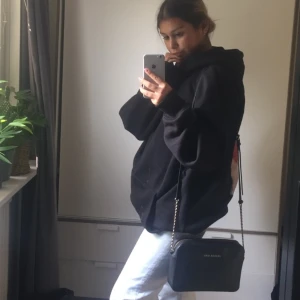 Liten Michael kors väska  - Smidig storlek får plats med mer en vad man tror då väskan ser ganska liten ut. Super söt och lätt o stayla! Dock är den ganska flitigt använd så gulddetaljerna har försvunnit lite se bild 2 men inget jag har tänkt på nått mycket!🥰Säljer då den inte kommer till så mycket användning längre.💗