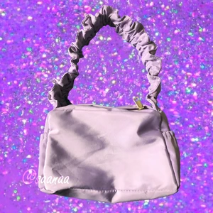 Lila trendig väska - Jättefin lila, trendig väska som tyvärr inte kommit till någon användning.  y2k inspirerad  Skick: 10/10 Stretchigt material och man får plats med mycket. För mer info, meddela mig💜