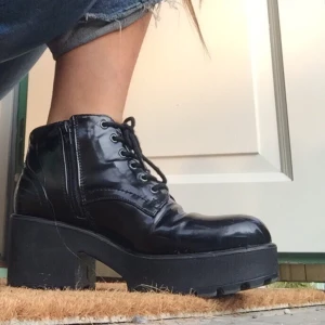 Finskor  - Så fina skor i perfekt skick, använda 3 gånger! Jättebekväma att gå i och matchar till allt. 