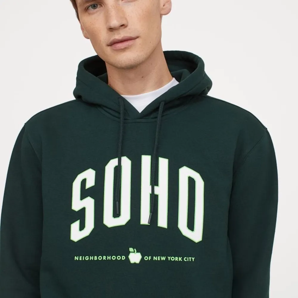 Säljer denna fina gröna sweatshirten ifrån killavdelningen på hm! I fint skick då jag inte har använt den särskilt mycket, köpt för 249kr så säljer för 115 och köparen står för frakt (ifall fler är intresserade så är det högst bud som får den). Hoodies.