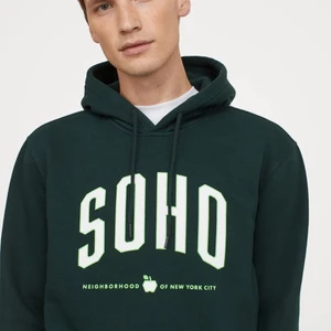 Grön hoodie från H&M - Säljer denna fina gröna sweatshirten ifrån killavdelningen på hm! I fint skick då jag inte har använt den särskilt mycket, köpt för 249kr så säljer för 115 och köparen står för frakt (ifall fler är intresserade så är det högst bud som får den)
